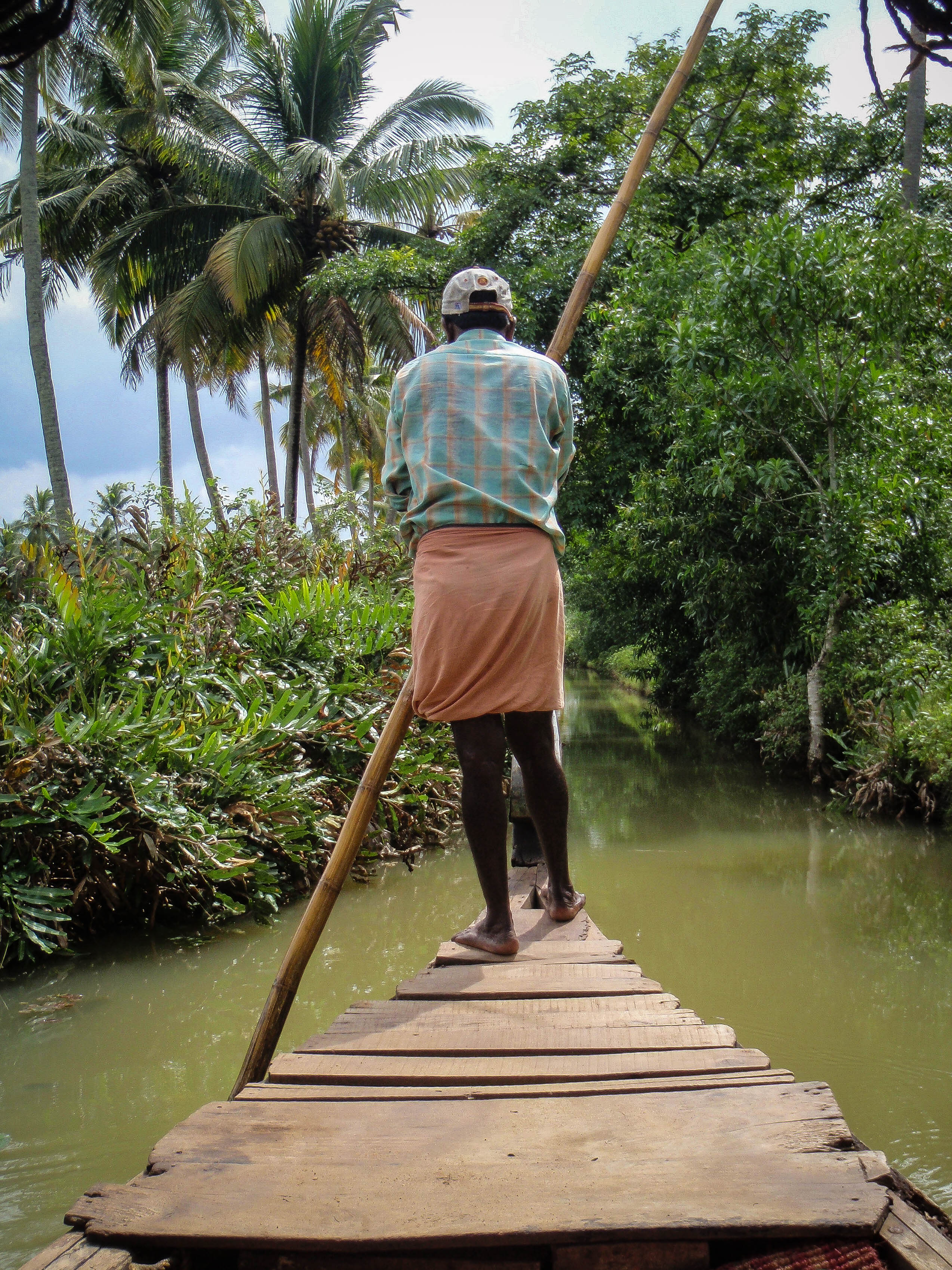 Här stakas jag fram på Keralas vattenvägar   